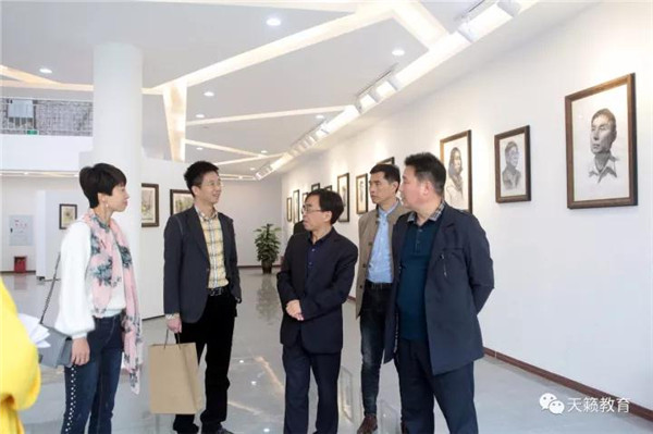 天籁艺术学校副总裁龚彬先生(右3)接待讲解