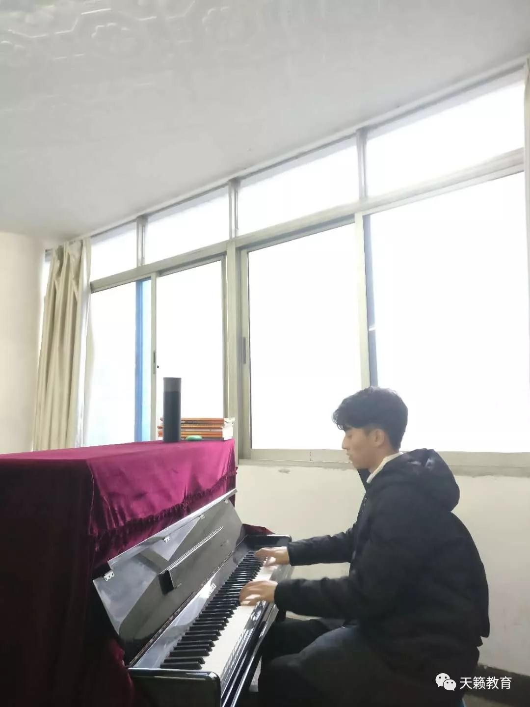 刘俊江同学练琴时的状态