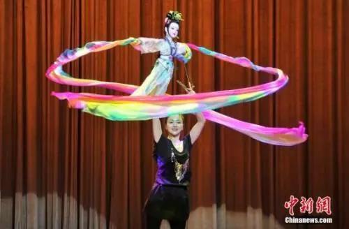 扬州木偶研究院表演《天女散花》