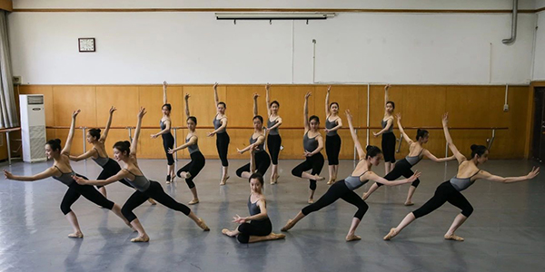 国防大学军事文化学院2013级舞蹈学员技巧课