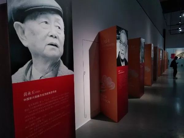 参观画展