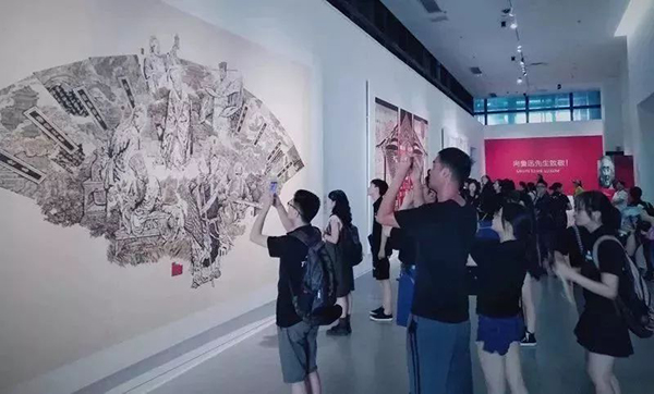 参观画展