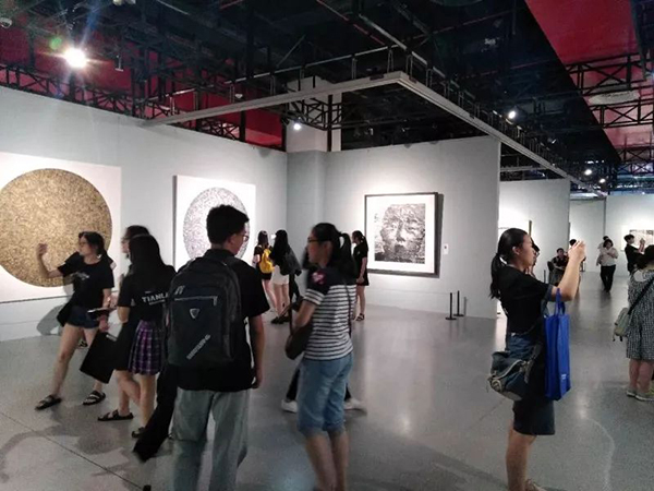 参观画展