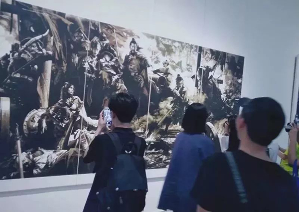 参观画展