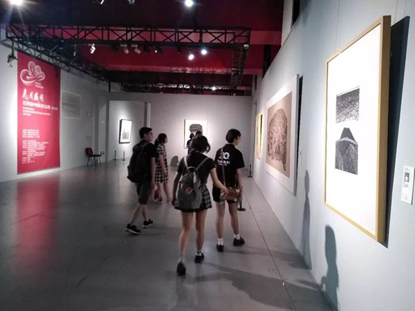 参观画展