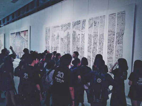 参观画展