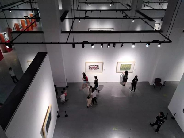 参观画展